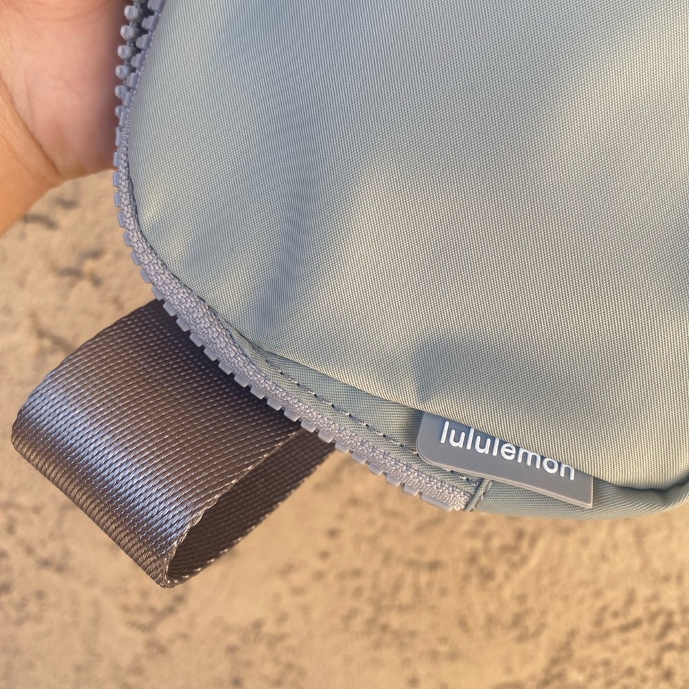 Lululemon Everywhere Belt Bag Silver Drop - Picture 4 of 6
